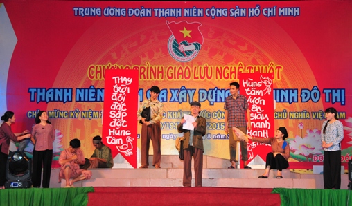 Vở kịch “Bệnh sĩ” do các nghệ sĩ Nhà hát Kịch Việt Nam trình diễn